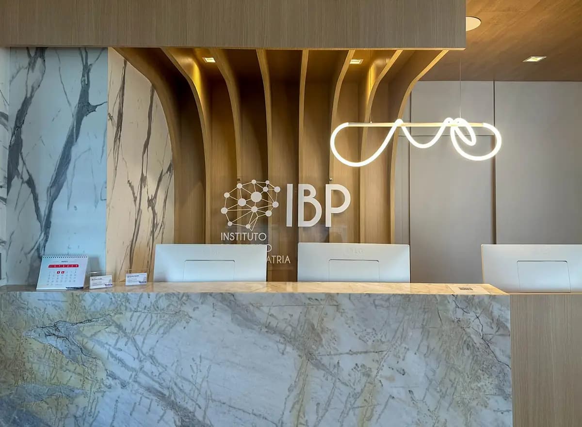 Recepção ampla e elegante com iluminação natural