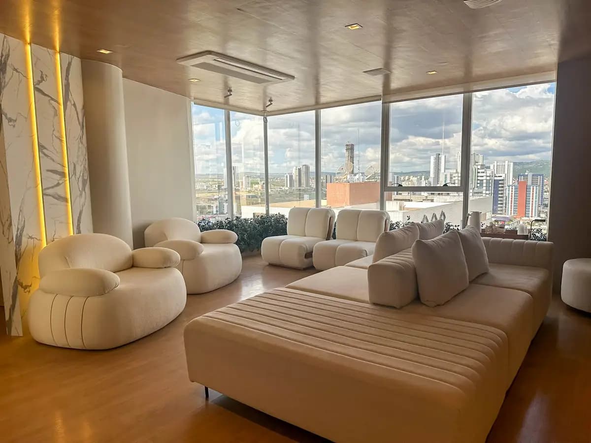 Área de acolhimento com poltronas confortáveis e vista panorâmica